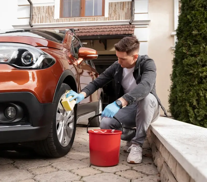 Lavage auto à domicile Saint-Bonnet-près-Bort : professionnel intervenant sur un véhicule